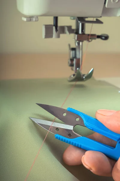 Tailor Snipper Tagliare Fili Mano Primo Piano — Foto Stock