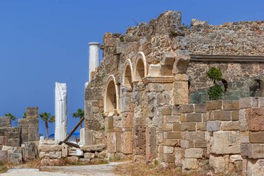 Gökyüzüne karşı antik binaların yıkıntıları