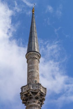 Güneşli bir günde bulutlu bir gökyüzüne karşı minare kulesi