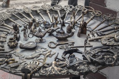 Bir sokak hediyelik eşya dükkanında el yapımı metal ürünler satılıyor.