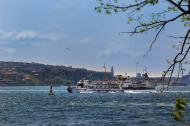 İstanbul, Türkiye - 1 Mayıs 2022. Küçük yolcu gemileri turistleri Boğaz Boğazı boyunca taşıyorlar.
