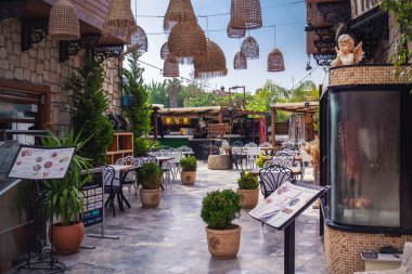 Yan, Türkiye - 4 Mayıs 2022. Şehrin tarihi bölgesinde açık bir kafe.