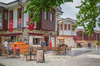 Yan, Türkiye - 4 Mayıs 2022. Şehrin tarihi bölgesinde açık bir kafe.