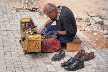 Yan, Türkiye - 4 Mayıs 2022. Yaşlı sokak ayakkabı parlatıcısı iş başında