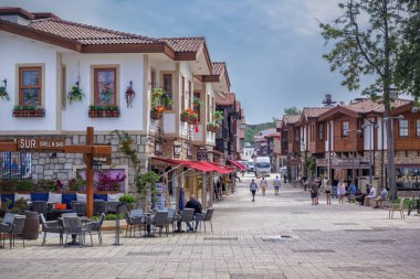 Yan, Türkiye - 4 Mayıs 2022. Şehrin tarihi bölgesinde açık bir kafe.