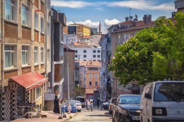 İstanbul, Türkiye - 1 Mayıs 2022. Şehrin eski bölümündeki alışveriş caddesinin manzarası.