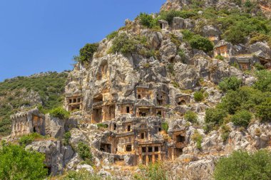 Türkiye 'nin Anadolu kıyısında Demre kenti yakınlarındaki kayalara oyulmuş ölülerin Lycian mezarları