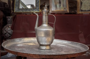 Antika el yapımı metal sürahi bir antikacıda satılıyor.