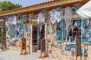 Yan, Türkiye - 4 Mayıs 2022. Zengin bir hediyelik eşya dükkânı.