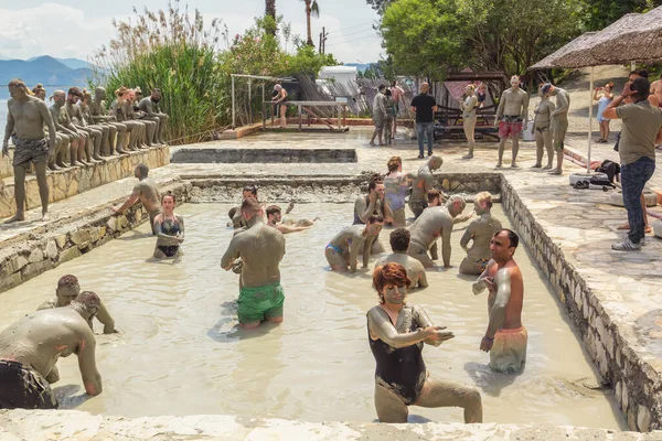 Далянь Турция Мая 2022 Года Люди Принимают Грязевые Ванны Бассейне — стоковое фото
