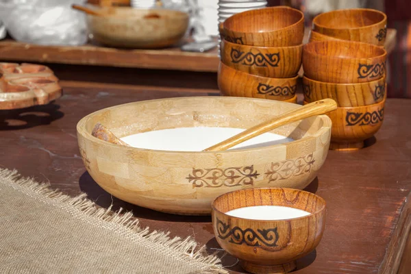 Utensilios Madera Asiáticos Tradicionales Con Koumiss Leche Yegua Leche Camello —  Fotos de Stock