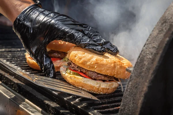 Aşçının Elleri Metal Bir Spatulayla Sokak Restoranının Izgarasındaki Bitmiş Hamburgeri — Stok fotoğraf