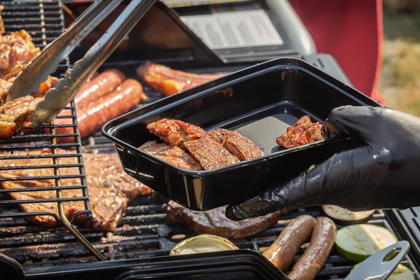 Cook Puts Portion Fried Meat Sausages Plate Street Fast Food — Stock Photo, Image