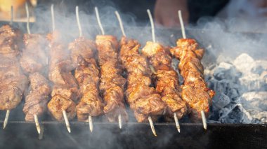 Şiş üstünde ızgara et parçaları kömür ızgarasında dumanla pişirilir. sokak yemekleri