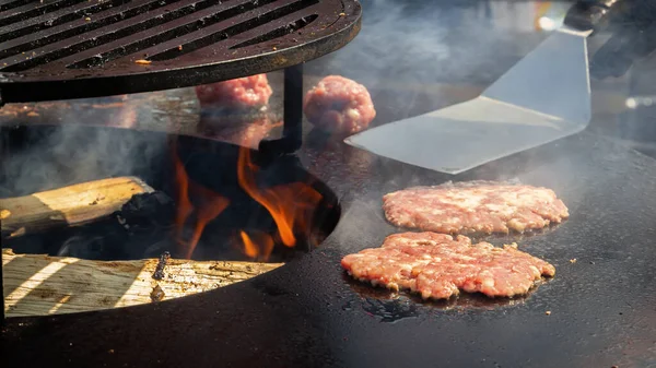 Hamburgerové Placičky Jsou Vařené Kouři Smažícím Talíři Grilu Pouliční Fast — Stock fotografie