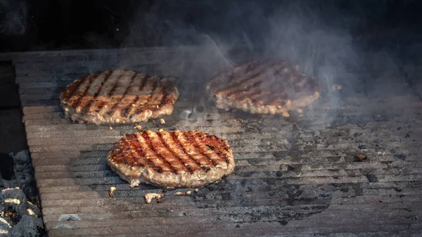 Hamburgerpástétomot Füstben Sütik Egy Gyorsétterem Grillrostélyán — Stock Fotó