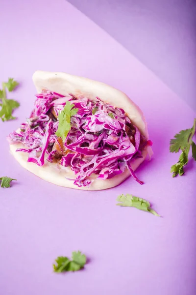 Bao ekmeğinde kırmızı lahana salatası.