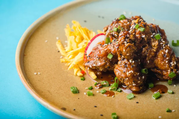 Soslu leziz kızarmış tavuk, seçici odaklanma.