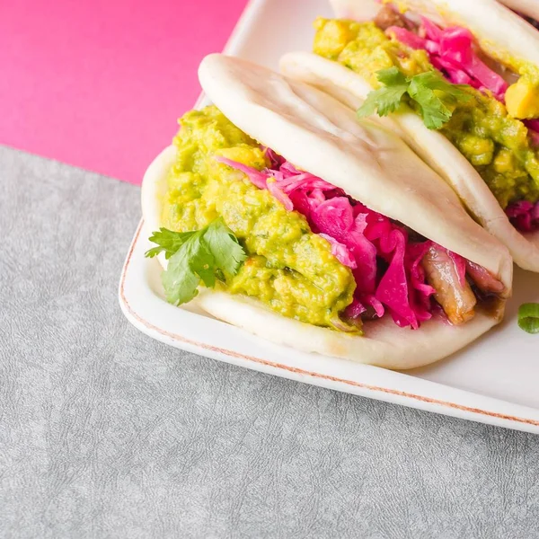 Tavuk göğsü, avokado, salatalık ve domates soslu leziz sandviç, yakın plan, seçici odaklanma.