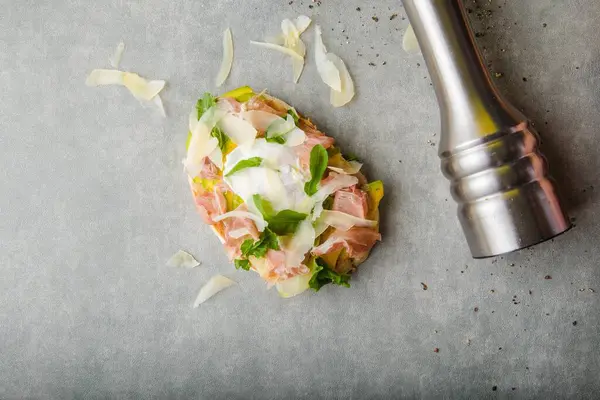 Ev yapımı avokado tostu, peynirli, domatesli ve fesleğenli, yakın çekim manzaralı..