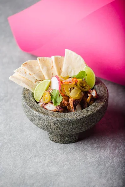 Tavuk, sebze ve salsa soslu Meksika yemeği, seçici odaklanma.