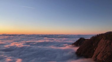 Dağlardaki bulutların üstüne bak. Büyük bulut örtüsü.