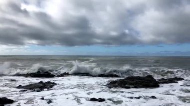 Pasifik Okyanusu. Büyük dalgalar kıyıya vuruyor.. 