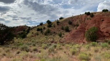 Kırmızı kumtaşı, Utah, ABD 'de toprak kum yolu. Hareket eden bir arabadan görünüm.