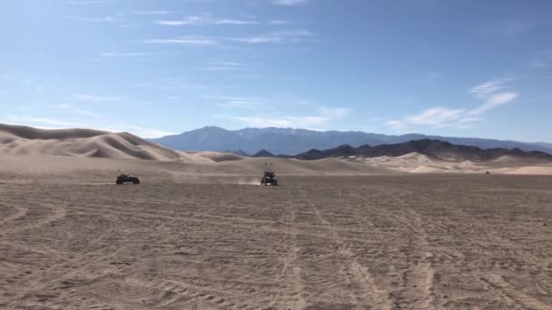 デュモン・デューン。カリフォルニアの砂丘でバギーを運転する人々のグループ. — ストック動画