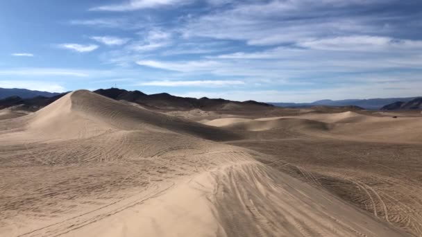 Dumont Dunes. Group of people drive on buggies at the dunes in California. — Wideo stockowe