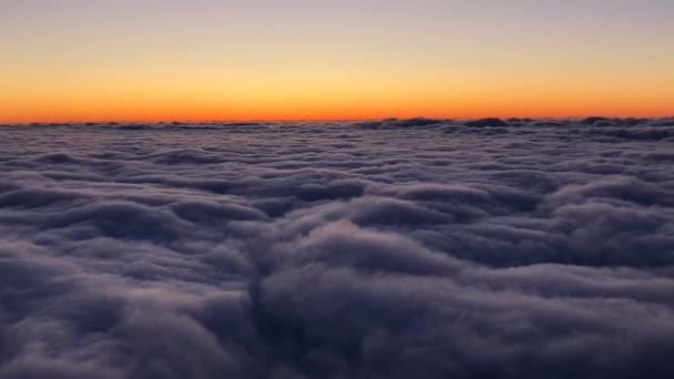 Pohled na mraky v horách. Obrovské oblačnosti. — Stock video