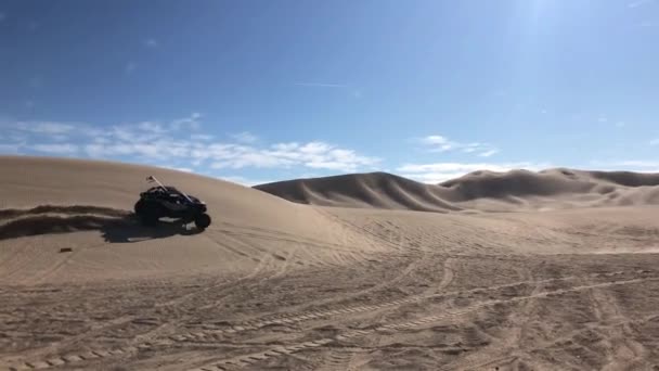 Dumont Dunes. Group of people drive on buggies at the dunes in California. — Stock Video