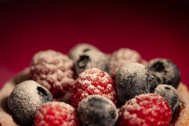 Meyveli kek, ahududu, yabanmersini.