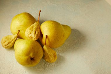 Beyaz arka planda armutlar ve kuru armutlar.