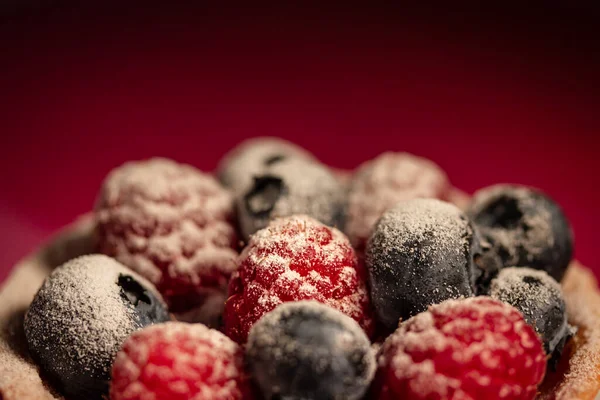 Meyveli kek, ahududu, yabanmersini.