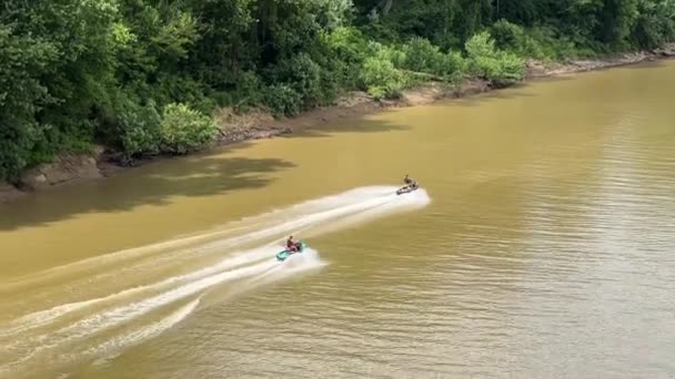 Dua Pria Mengendarai Skuter Air Sepanjang Sungai Pemandangan Dari Atas — Stok Video