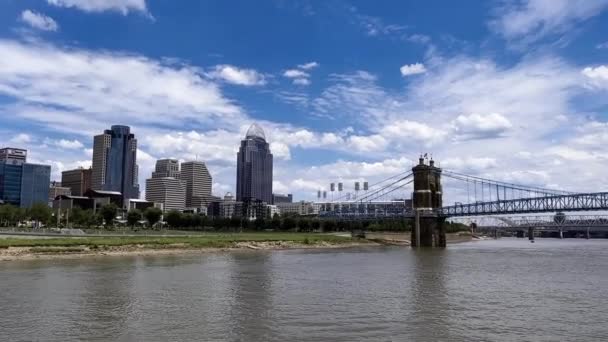 Cincinnati Ohio John Roebling Steel Suspension Bridge Ohio River Cincinnati — Αρχείο Βίντεο