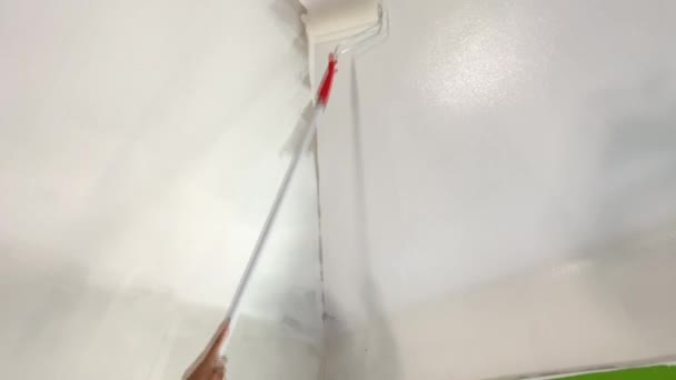 Βάφοντας Τους Τοίχους Λευκή Μπογιά Ρολό Μπογιάς Ανακαίνιση Δωματίου Στο — Αρχείο Βίντεο