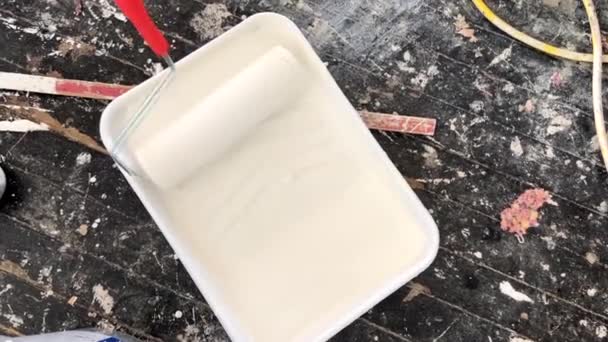 Paint Roller Moves Container White Paint Unrecognizable Repairman Using Painting — Stok video