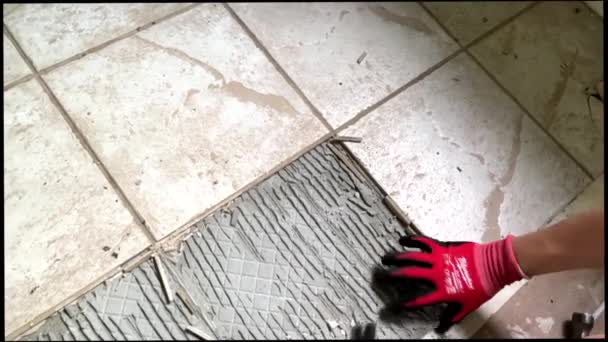 Ένας Αγνώριστος Άντρας Αφαιρεί Πλακάκια Από Πάτωμα Σφυρί Και Εργαλεία — Αρχείο Βίντεο