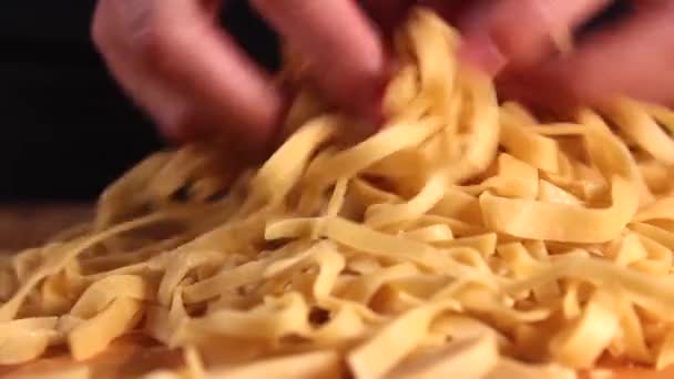 Preparación Pasta Casera Huevo Las Manos Femeninas Levantan Echan Pasta — Vídeo de stock