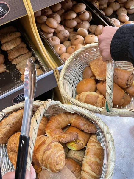 Kahvaltı için ekmek. Estetik anların tadını çıkar.