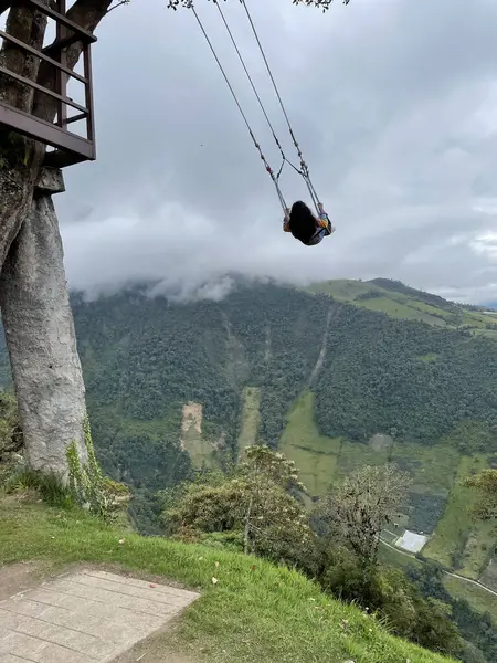 Gökyüzündeki dağlar, güzel bir resim.