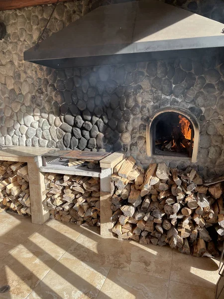 Horno rustico a las afueras de la ciudad