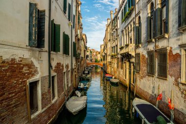 Venedik 'in dar kanallarında romantik günbatımı.