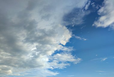 Mavi gökyüzü ve bulutlu gökyüzü arasında