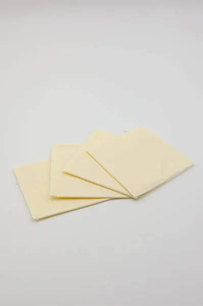 Geschnitten Cheddar Käse Auf Weißem Hintergrund — Stockfoto