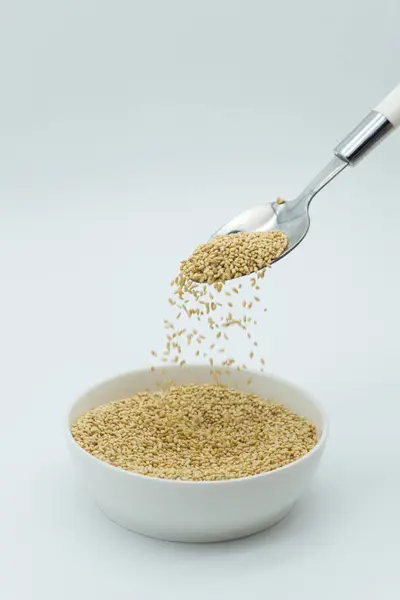  Bir kasede susam tohumları