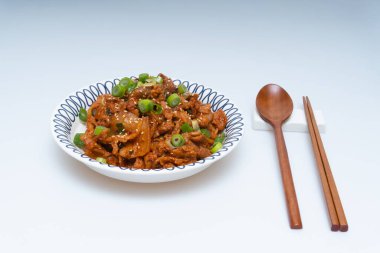 Tabakta kızartılmış baharatlı domuz pirzolası.