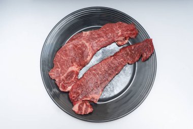 Biftek kasede güzelce servis edilir.